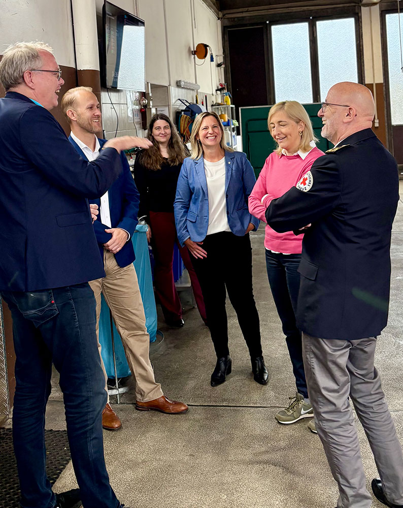 Bundesministerin Nina Warken im Gespräch u. a. mit Marco Siesing, Oberbürgermeister Sinsheims,  DRK-Präsident Jürgen Wiesbeck, Caroline Falk, DRK Kreisgeschäfstführerin und Albrecht Schütte MdL.