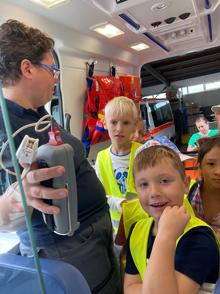 Manuela Schütz erklärt den Kindern ein technisches Gerät im Rettungswagen.