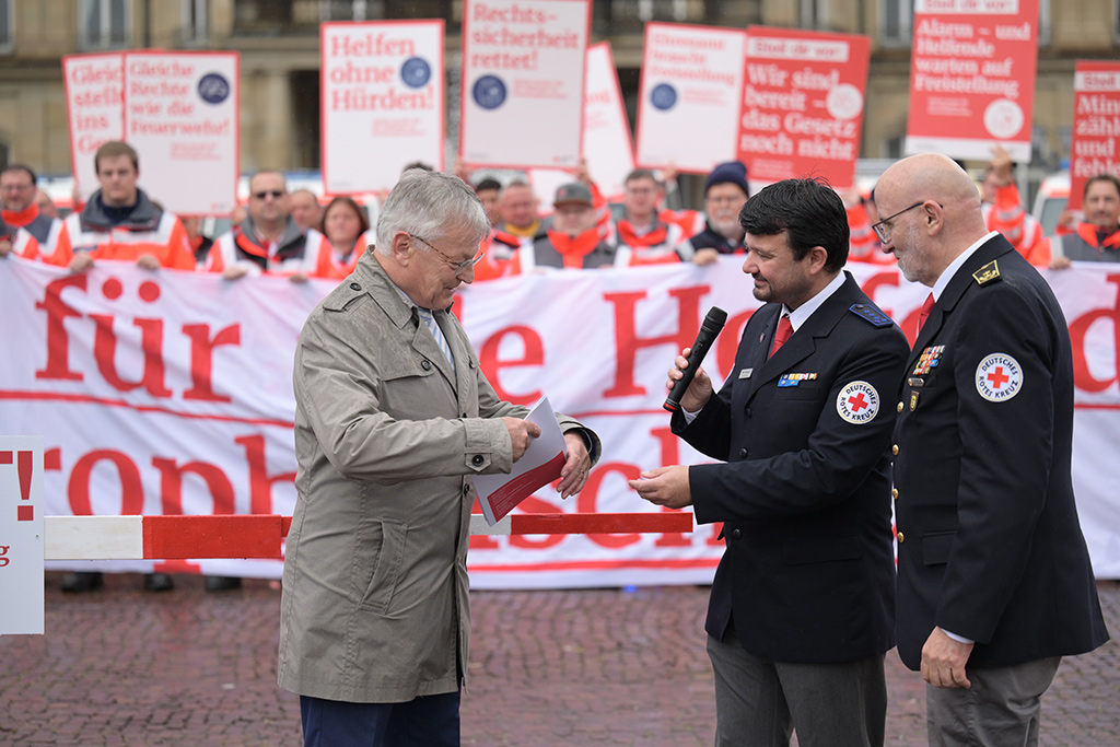 Peter Rombach, Landeskatatstrophenschutzbeauftragter des DRK-Landesverbandes Badisches Rotes Kreuz und Jürgen Wiesbeck, Landeskatastrophenschutzbeauftragter des DRK- Landesverbandes Baden-Württemberg bei der Übergabe des Grundlagenpapiers des DRK 