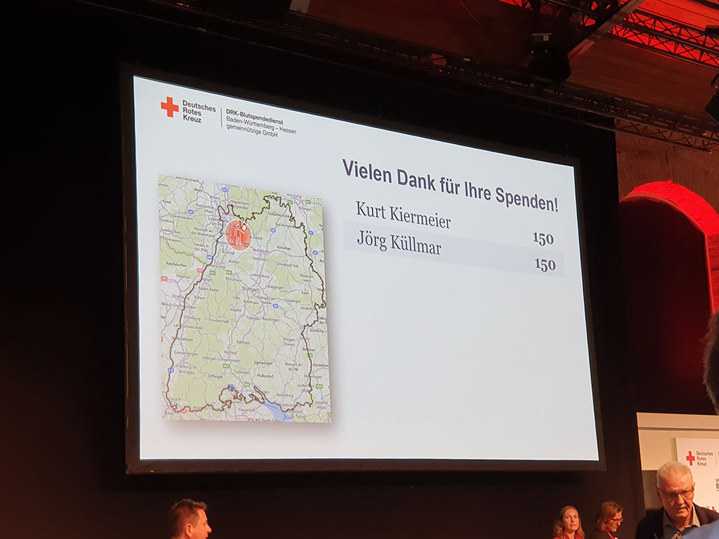 Anzeigentafel mit den Namen von Kurt Kiermeier und Jörg Küllmar, die jeweils 150 Blutspenden geleistet haben.