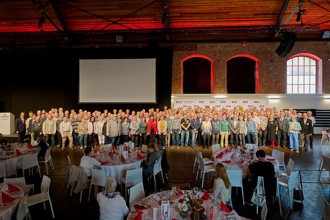Gruppenbild mit allen 170 Geehrten in der Phoenixhalle.