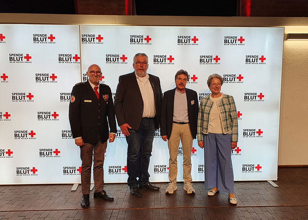Bild größer ansehen Gruppenbild mit Präsident Jürgen Wiesbeck, Jörg Küllmar,Kurt Kiermeier und Staatsrätin Barbara Bosch