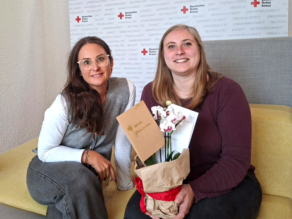 Sophie Poley erhält eine Orchidee und Glückwünsche zum erfolgreichen Bachelortitel