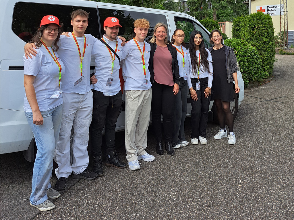 Bild größer ansehen Gruppenbild mit der Kreisgeschäftsführerin Caroline Falk, Elke König, drei DRK-Mitarbeiterinnen und drei DRK-Mitarbeitern, die für die Mitgliederwerbung unterwegs sind.