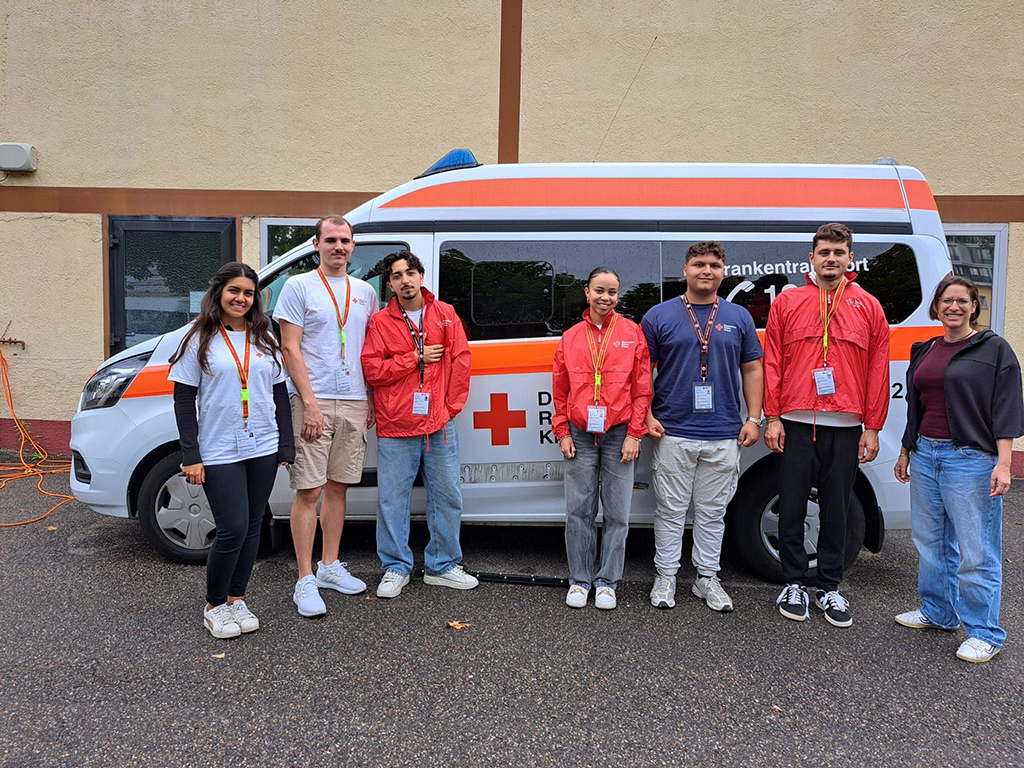 Gruppenbild mit Elke König, stv. Abteilungsleiterin Rotkreuzdienste, mit sechs jungen Menschen, die für die Mitgliederwerbung unterwegs sind.