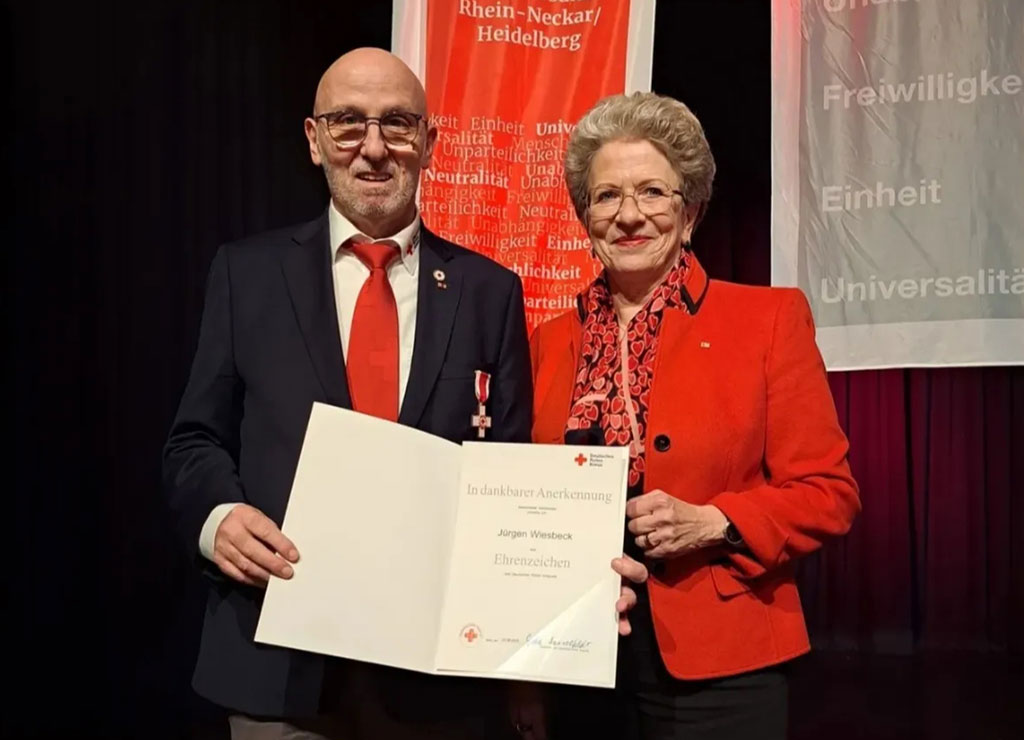 Staatsrätin Barbara Bosch, Präsidentin des DRK-Landesverbandes Baden-Württemberg und Jürgen Wiesbeck, Präsident des DRK Rhein-Neckar/Heidelberg mit seiner Ehrenurkunde 