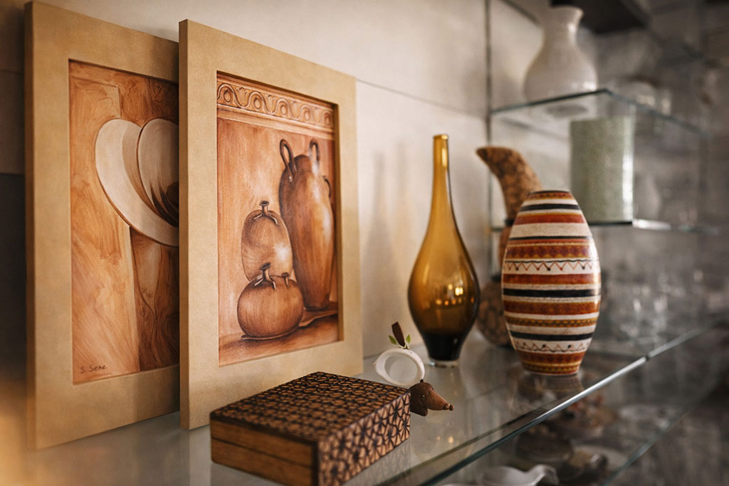 Zwei Bilder und Vasen im Regal