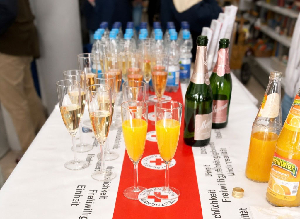 Tisch mit Gläsern gefüllt mit Sekt und Orangensaft