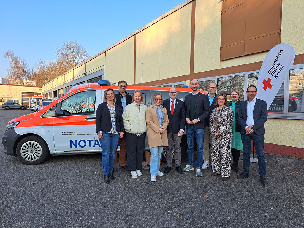 Gruppenbild mit Teilnehmenden des Netzwerktreffens vor einem Notarztwagen