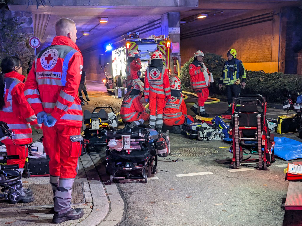 Mehrere Rettungssanitäter bei einer Übung vor einem Tunnel