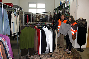 Zwei DRK-Mitarbeiterinnen im Kleiderladen