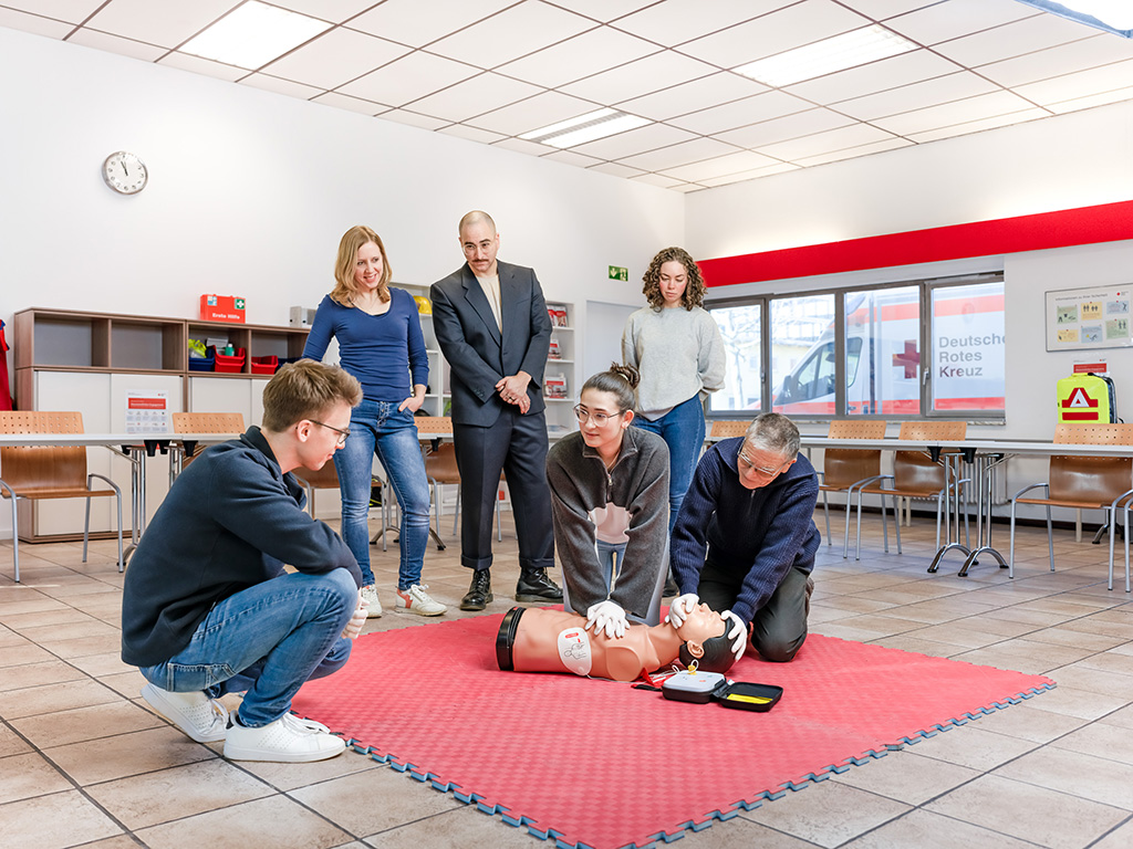 Demonstration der Herzmassage im Erste-Hilfe-Kurs