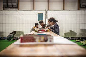 Flüchtlingskinder spielen an einem Tisch