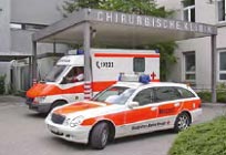 Notarzteinsatzfahrzeug Heidelberg (NEF) und Rettungswagen (RTW) vor der Chirurgischen Klinik des Universitätsklinikums Heidelberg.