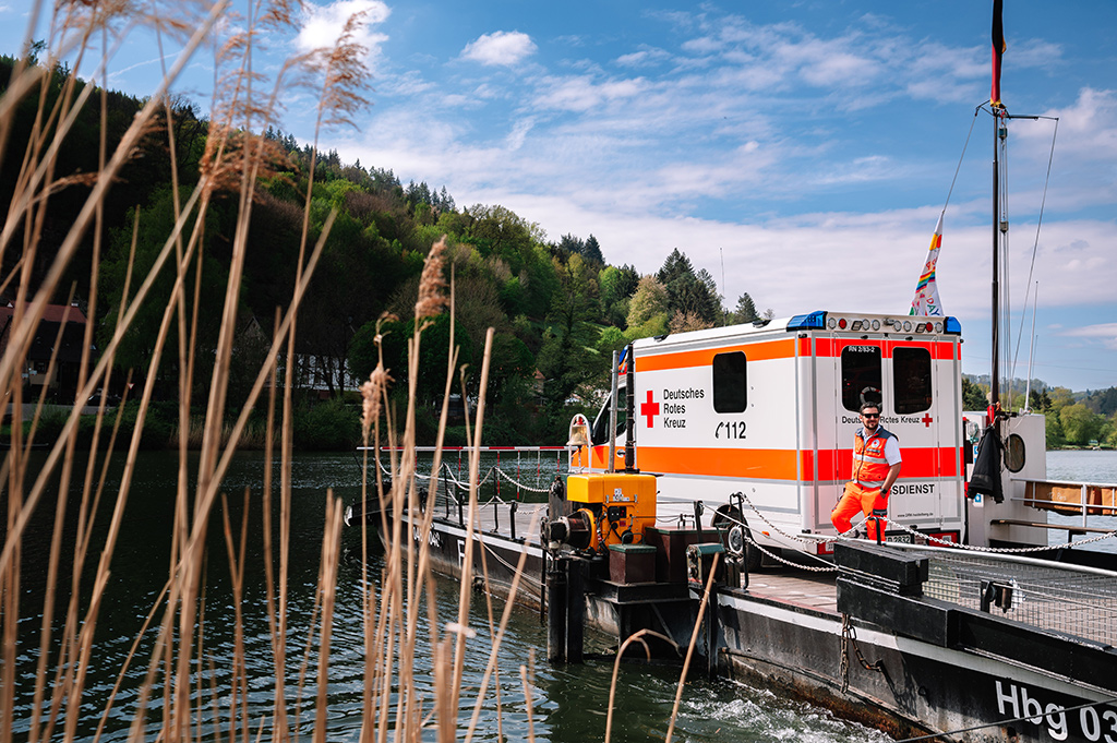 Rettungswagen neben Neckar