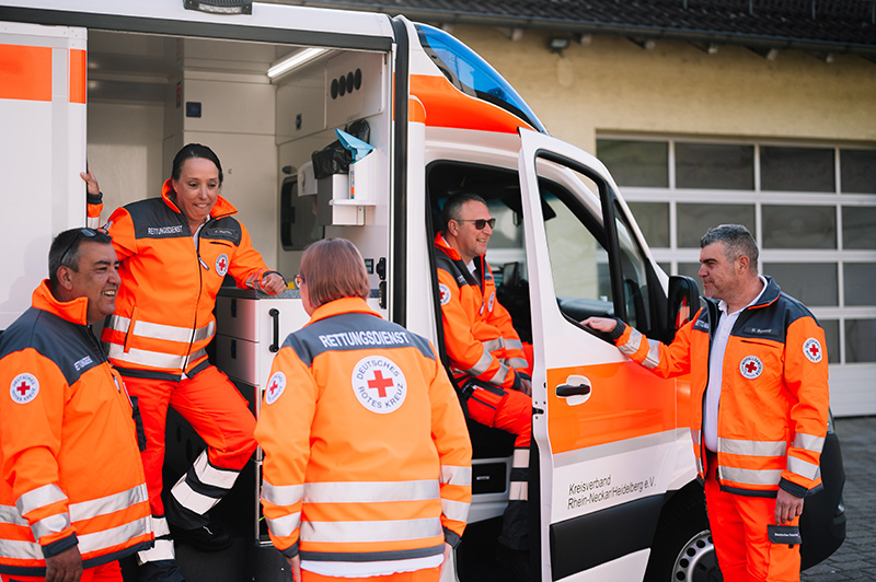 Rettungssanitäter der Rettungswache Bammental in einem Rettungswagen