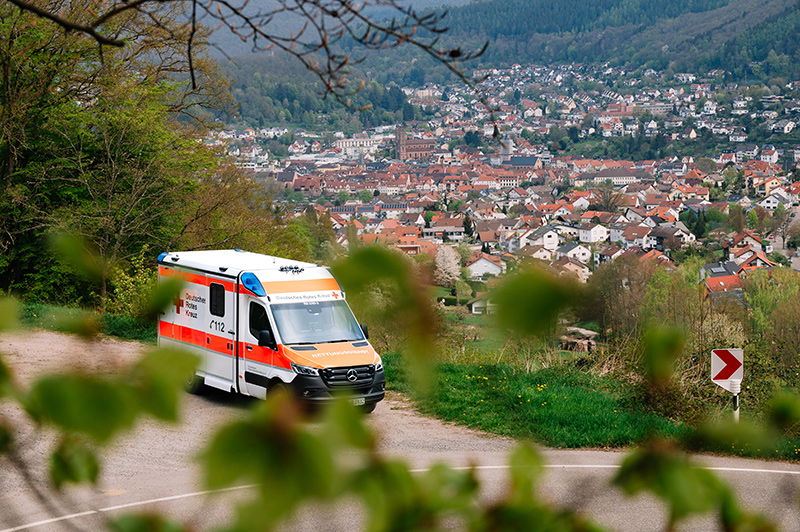 Rettungswagen auf einem Weg auf einer Anhöhe über Heidelberg