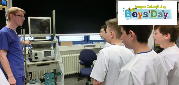 Arzt erklärt mehreren Jungen eine Maschine in einem Krankenhaus