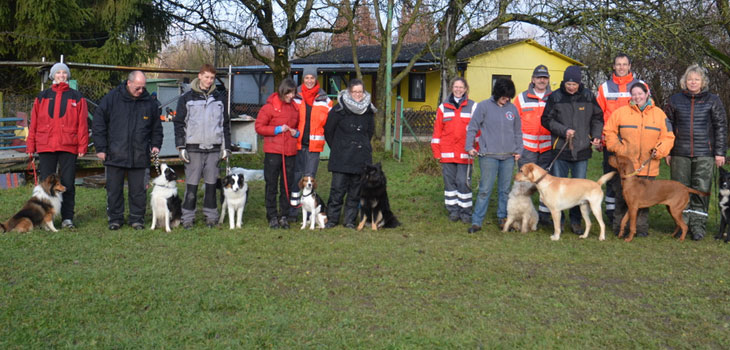 Mitglieder der Rettungshundestaffel mit ihren Hunden