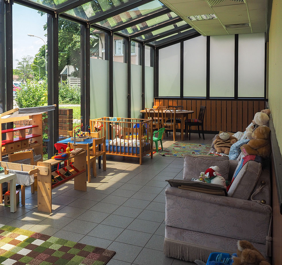 Wintergarten mit Sofa und Kinderbetten im Mutter-Kind-Haus
