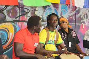 Afrikaner machen Musik mit Trommeln