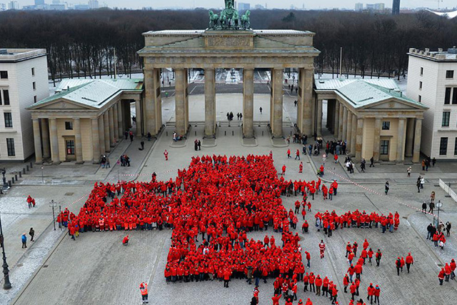 Informationen zum Leitbild des DRK Rotes Kreuz aus Menschen vor dem Brandenburger Tor