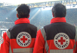 Zwei Sanitäter in einem Fußballstadion