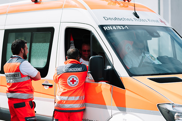 Zur Liste der Ansprechpartner Verschiedene DRK-Mitarbeiter*innen im Freien