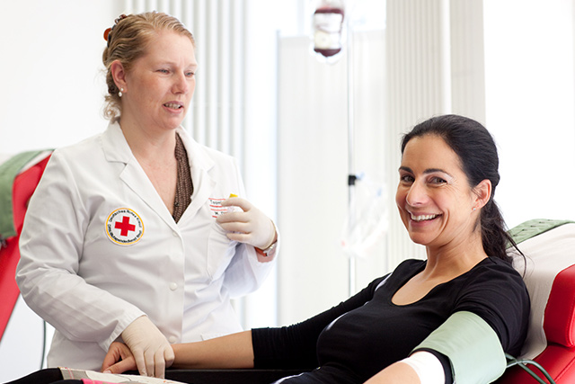 Frau bei der Blutspende