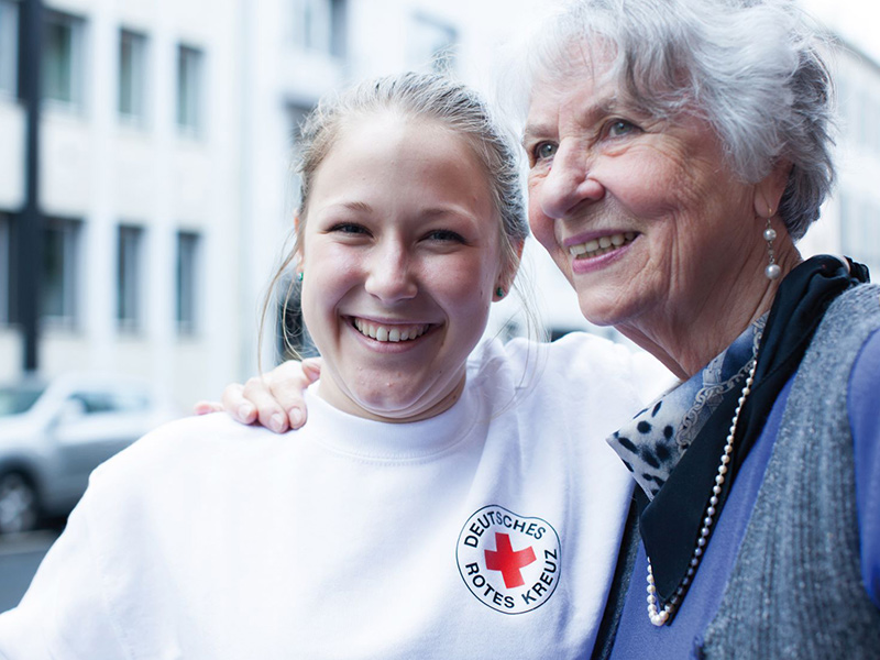 Freie Stellen beim BFD Junge Frau legt ihren Arm auf die Schulter einer Seniorin