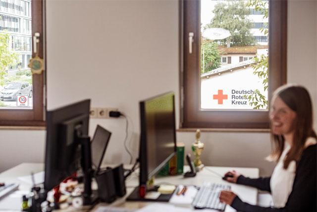 Übersicht über Jobangebote Mitarbeiter des DRK sitzen am Tisch