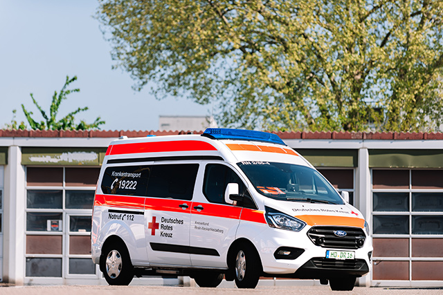 DRK Krankentransport-Fahrzeug auf einem Parkplatz