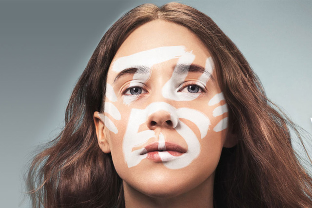 Frau mit Löwen-Bemalung im Gesicht