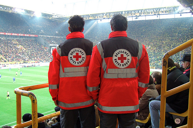 Zwei DRK-Mitarbeiter im Einsatz bei einem Fußballspiel