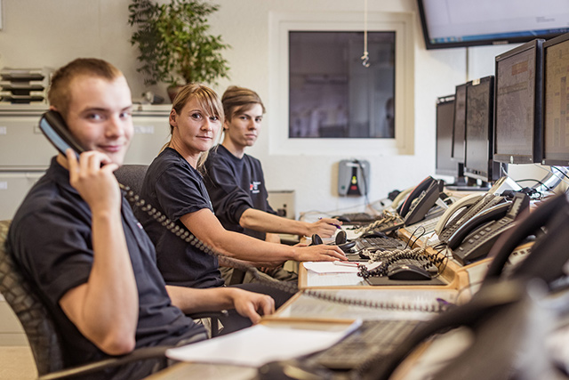 Informationen zur Hausnotruf- und Servicezentrale Drei DRL-Mitarbeiter an Computern und beim Telefonieren