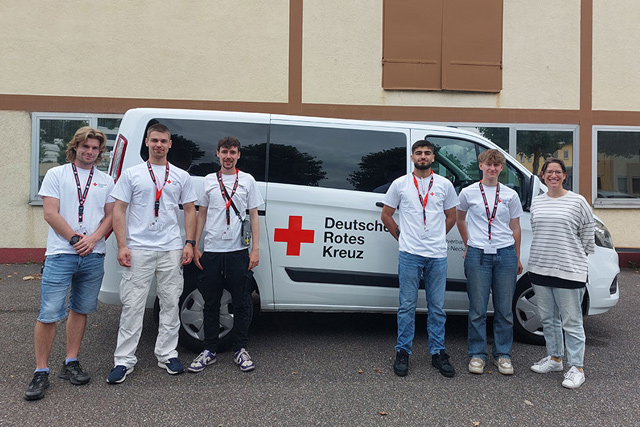 Gruppenbild mit DRK-Mitarebeiter-innen