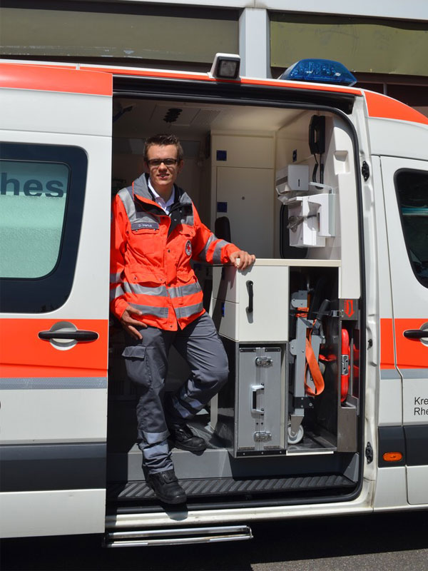Dominik Martus in einem Rettungswagen
